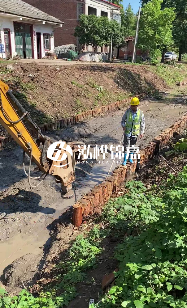 寧德河道清淤專業(yè)施工-挖掘機(jī)清理河底淤泥的深度如何控制？